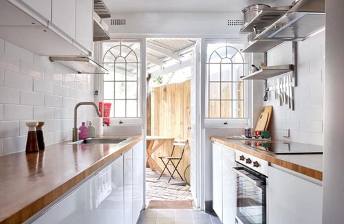 Redfern House | Redfern Classic Terrace - Parking and Balcony