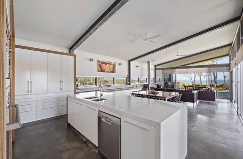 Redgate House | Redgate Beach House with Private Tennis Court