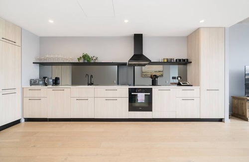 Kingston Apartment | Refined Kingston Apartment, Foreshore Lake Access