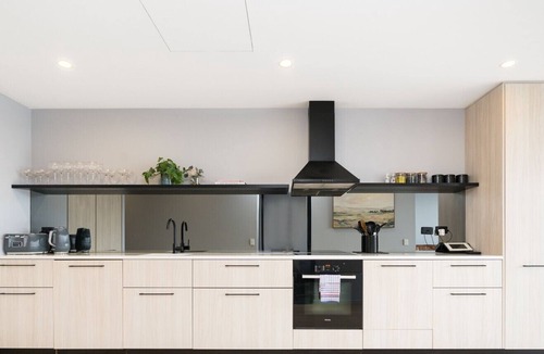 Kingston Apartment | Refined Kingston Apartment, Foreshore Lake Access