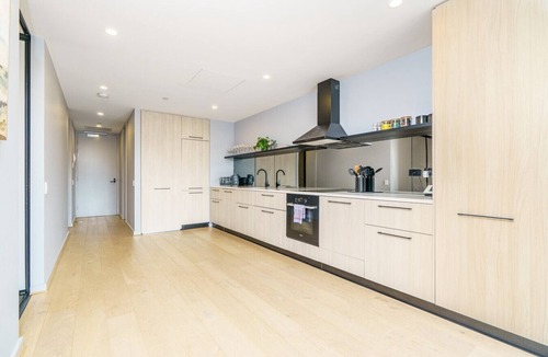 Kingston Apartment | Refined Kingston Apartment, Foreshore Lake Access