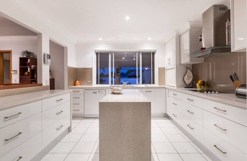 Broadbeach Waters House | Reflections @ Broadbeach - Heated Pool Private Beach Pool Table