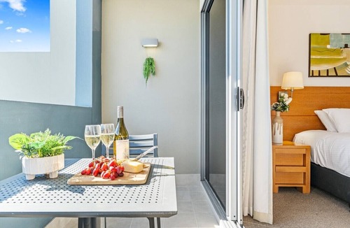 Urangan Apartment | Refreshed Esplanade Studio for Two