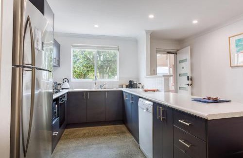 Broadwater House | Relax at 42 Cape View Resort