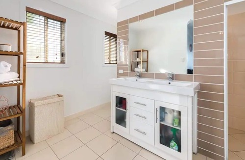 Pacific Pines House | Relax at this Gold Coast Escape