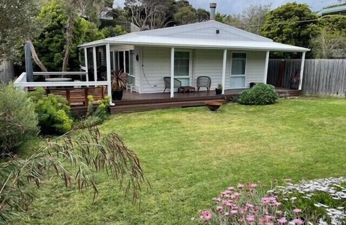 Blairgowrie House | Relax in this boho coastal home walking distance to beautiful beach