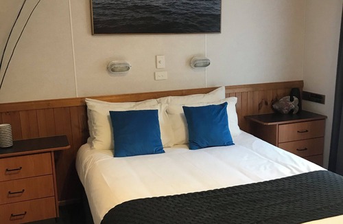 Metung Cabin | Relax in this stylish, beachy cabin in beautiful Metung. Small dog allowed.