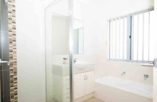 Poona House | Relax in vacay home w/breezes 2 mins from bay/ swim or hike foreshore trails!