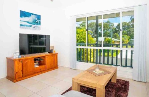 Poona House | Relax in vacay home w/breezes 2 mins from bay/ swim or hike foreshore trails!