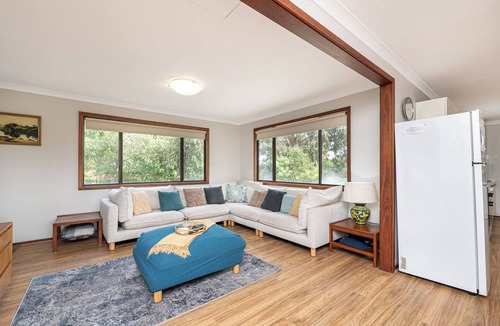 Guilderton House | Relax Moore - Walking distance to Beach.