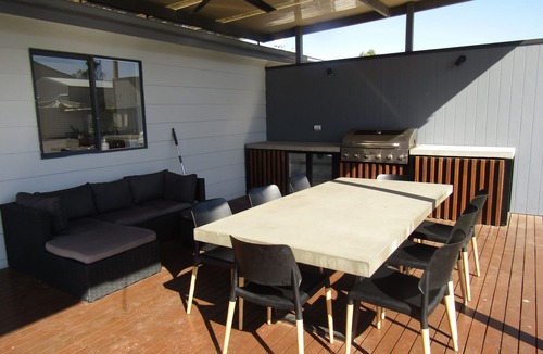 Minlacowie House | Relax on Royston - Dog friendly, short walk to the beach!