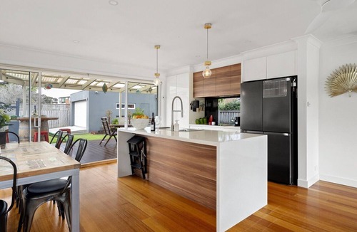 Mordialloc Apartment | Relaxed Bayside Stay with Outdoor Space