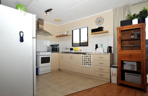 Kingscote Apartment | Relaxed, beachy 2 bed apartment, only 1.9kms from the beach, close to shops