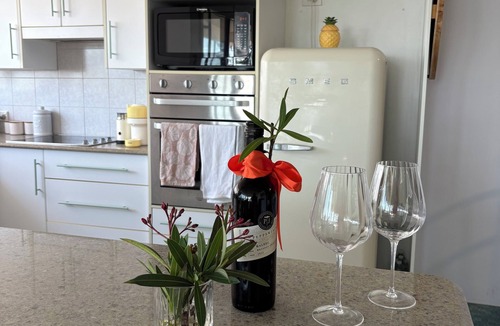 Coolangatta Apartment | Relaxed Coastal Retreat 🌴 Family-Friendly 3BR – Minutes to Beach & Airport