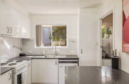 Centenary Heights Apartment | Relaxed Comfort in Quiet Leafy Surrounds!