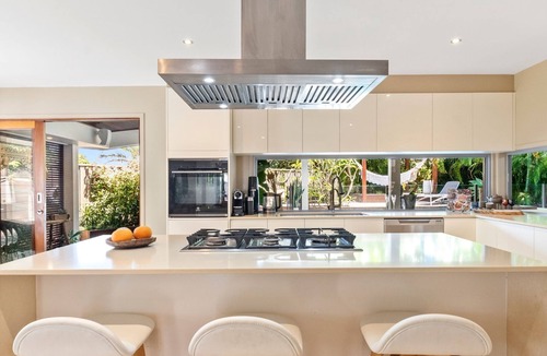 Sunrise Beach House | Relaxed Luxury In Paradise - A touch of Breeze!