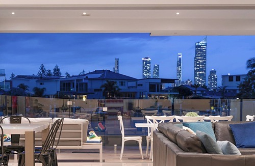 Broadbeach Waters House | Relaxed waterfront living