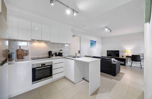 Rockingham Apartment | Relaxing Rockingham 2BR | Balcony & Parking
