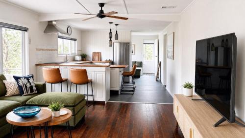 Tin Can Bay House | Relaxing Tin Can Bay Cottage, Walk to the water front and Pub