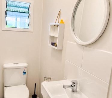 Tin Can Bay House | Relaxing Tin Can Bay Cottage, Walk to the water front and Pub