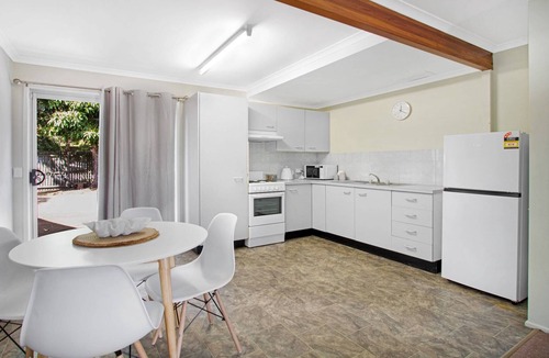 Pialba Apartment | Relaxing Townhouse Steps from the Beach