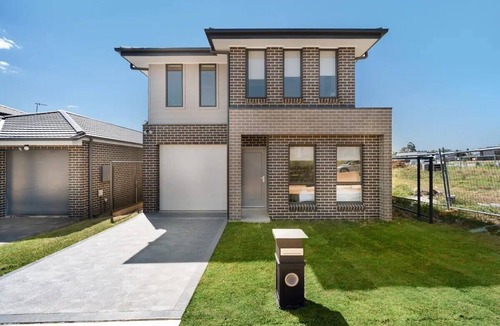 Austral House | Relaxing Two-Level Retreat in Austral, NSW