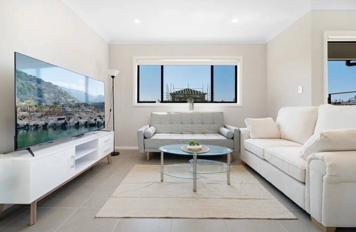 Austral House | Relaxing Two-Level Retreat in Austral, NSW