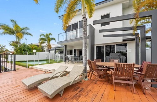 Mooloolaba House | Remarkable Six Bedroom Waterfront Home! Perfect for the extended family
