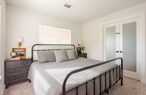 Georgetown House | Remodeled 4BR 2BA Steps from Georgetown Square