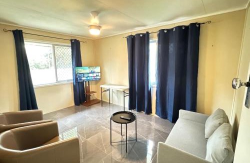 Eagleby House | Renovated 5 BR Home with 4 AC and Free Parking