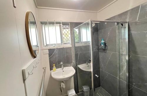 Eagleby House | Renovated 5 BR Home with 4 AC and Free Parking
