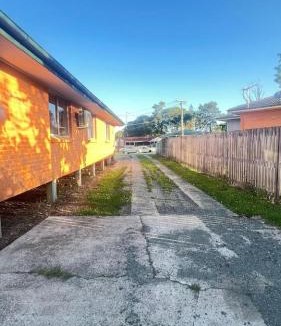 Eagleby House | Renovated 5 BR Home with 4 AC and Free Parking