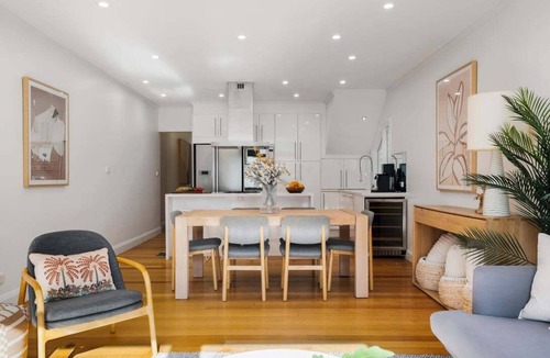 Albert Park Apartment | Renovated Brilliance in Bayside Albert Park