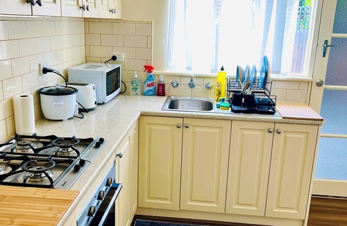 Balwyn Apartment | Renovated Spacious 2BR Apartment with AC & Free Parking/Pet Friendly