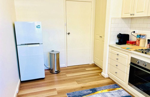Balwyn Apartment | Renovated Spacious 2BR Apartment with AC & Free Parking/Pet Friendly