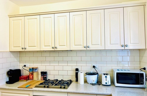 Balwyn Apartment | Renovated Spacious 2BR Apartment with AC & Free Parking/Pet Friendly