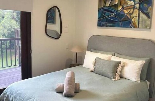 Repton House | Repton river views w heated pool