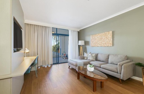 Darwin City Centre Apartment | Resort Escape King Bed Pool Balcony