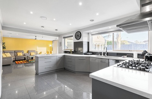 Pakenham House | Resort Experience: Pool, BBQ, Games with lots of space and fun in Pakenham