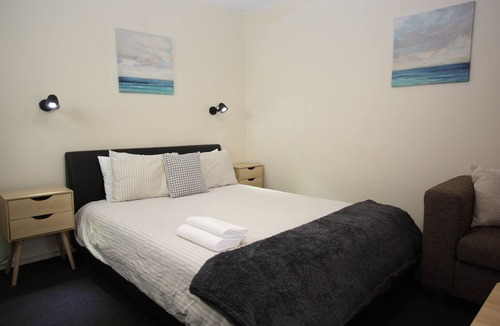 Mandurah Apartment | ❤ RESORT POOLSIDE STUDIO - WALK TO BEACH, BARS, RESTAURANTS, CAFES, CINEMAS ❤