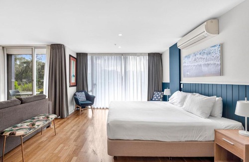 Torquay Apartment | Resort Studio 178 - Pool Access Walk to the Beach