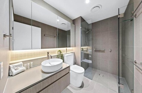 Mermaid Beach Apartment | Resort-Style 2BR Study Parking