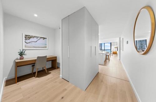 Mermaid Beach Apartment | Resort-Style 2BR Study Parking