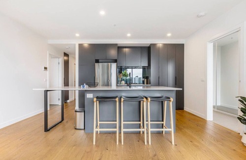 Footscray Apartment | Resort-Style 3BR Near CBD with Courtyard