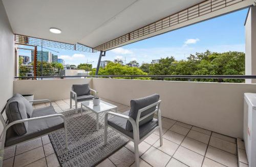 Toowong Apartment | Resort-Style 3BR River and Hosp plus Parking and Pool