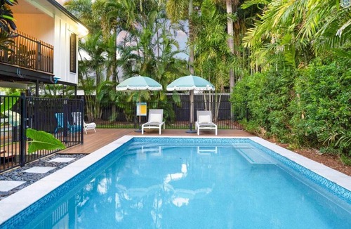 Mundingburra House | Resort-Style Family Retreat Pool, BBQ & Tropical
