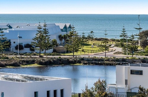 Mandurah Apartment | ★ RESORT WITH POOL - HOLIDAY NEAR THE BEACH ★
