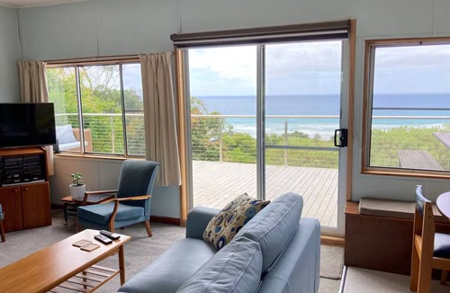 Separation Creek House | Retro Beach house for 2