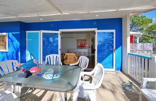 Woodgate House | Retro Esplanade property with Ocean views