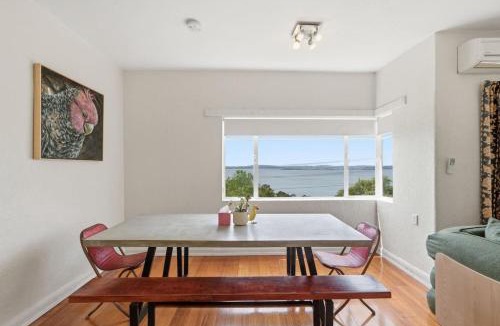 Taroona House | Retro Haven with River Views